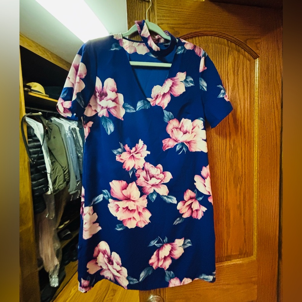 Title:
🌸 Soprano Floral Dress | Trendy Above-Knee Fit | Size M